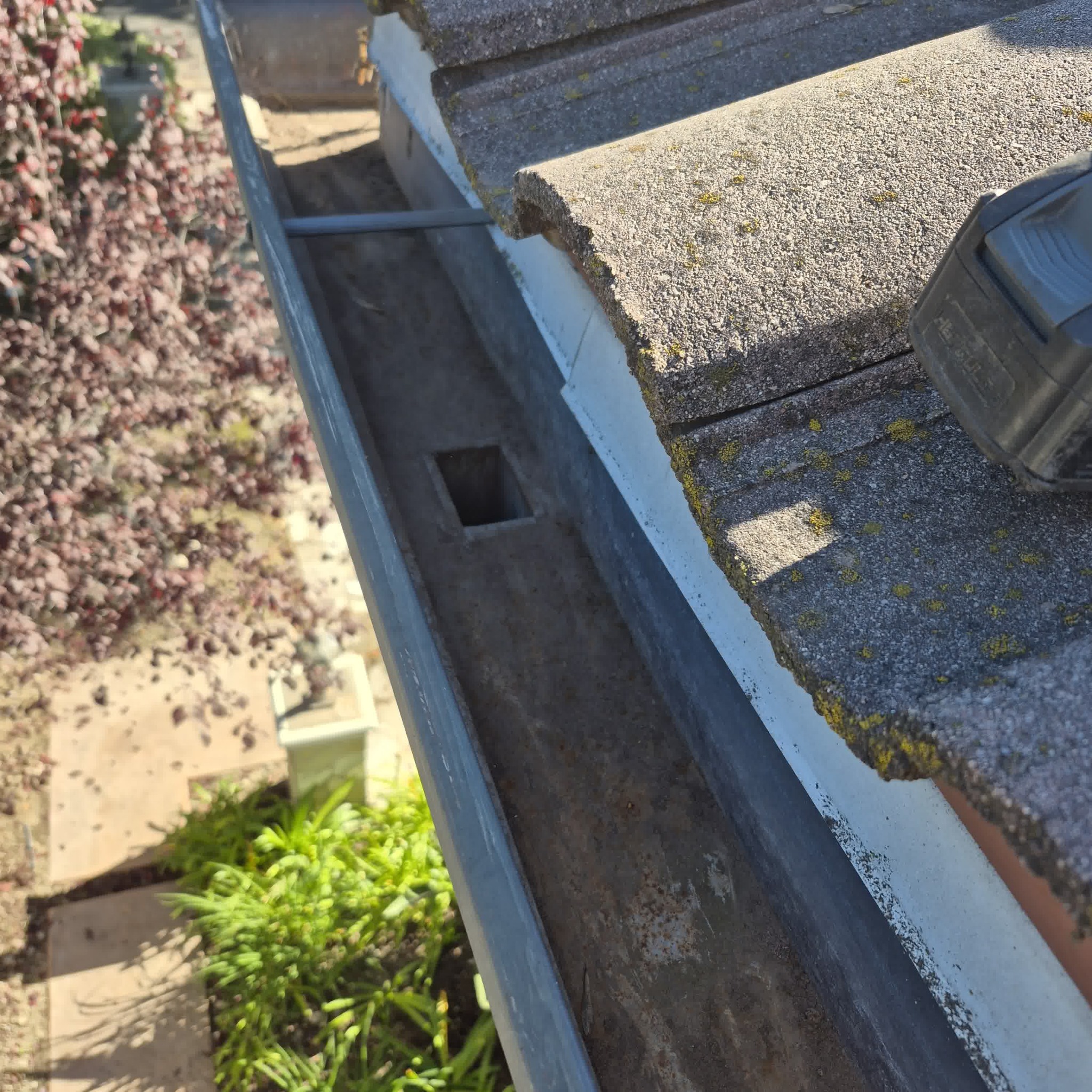 Clean residential gutter